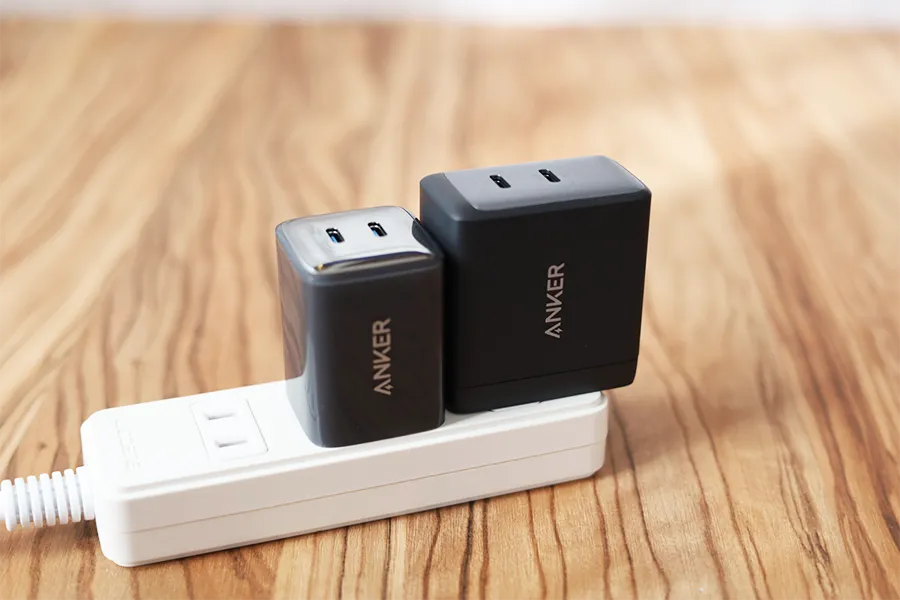 Anker PowerPort III 2-Port 65WとAnker40Wの2台装着した状態