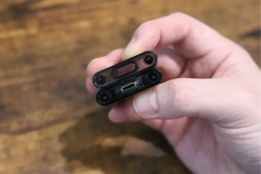 PITAKA PowerDongle for Apple Watchの蓋がマグネットになってる