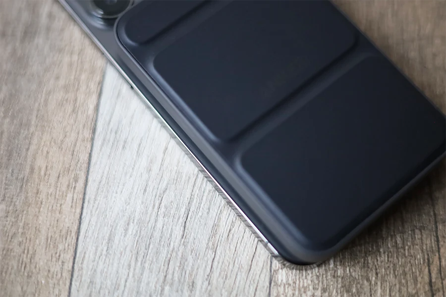 AnkerモバイルバッテリーとiPhone本体は隙間がほぼない