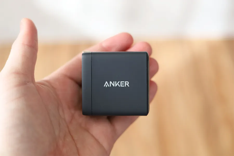 Anker PowerPort III 2-Port 65Wを手のひらに乗せた状態