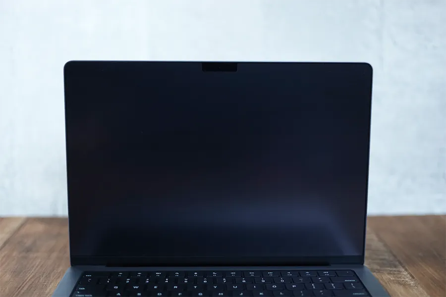 MacBook14インチのNIMASOアンチグレアフィルムにフィルムをはりつけた状態