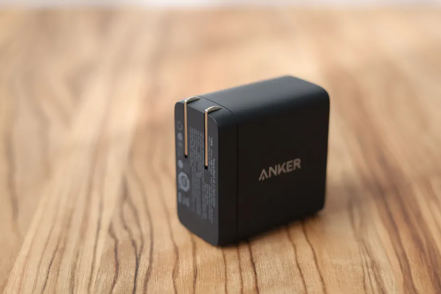 Anker PowerPort III 2-Port 65Wのポートは収納式