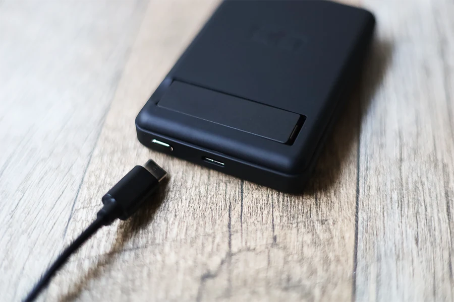 CIO-MB20W-5000-MASは付属のケーブルで有線充電できる