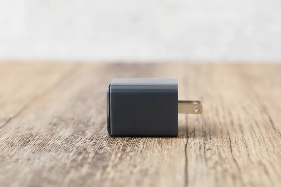 Anker 521 Charger (Nano Pro) USB-PD 40Wの片側側面にはロゴなし