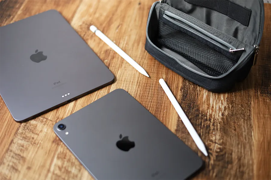 ソニック ユートリム スマ・スタ ワイド ガジェットポーチはApple Pencilが刺さって便利