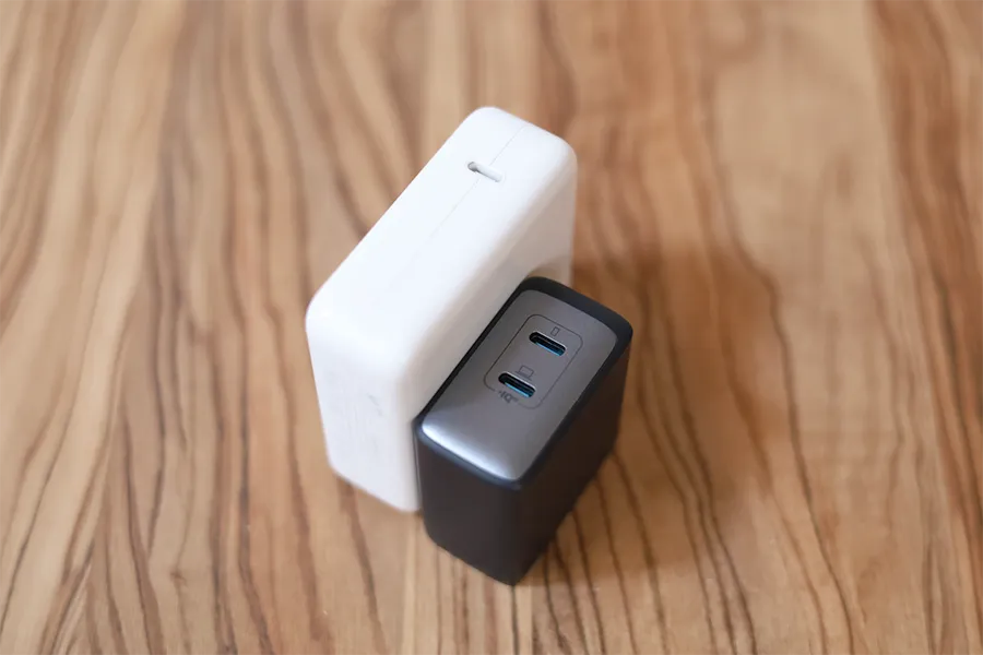 Anker PowerPort III 2-Port 65WとApple充電器のポートまわり比較