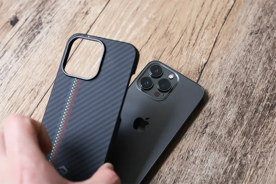 iPhone 13 Pro用 PITAKA MagEZ Case 2 アラミド繊維浮織ケースを装着する
