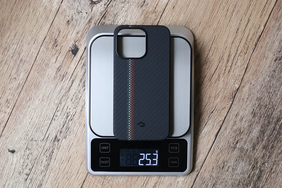 iPhone 13 Pro用 PITAKA MagEZ Case 2 アラミド繊維浮織の重量は25.3g