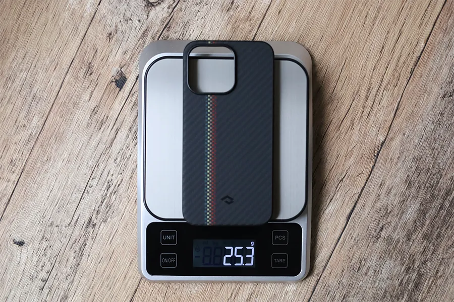 iPhone 13 Pro用 PITAKA MagEZ Case 2 アラミド繊維浮織の重量は25.3g
