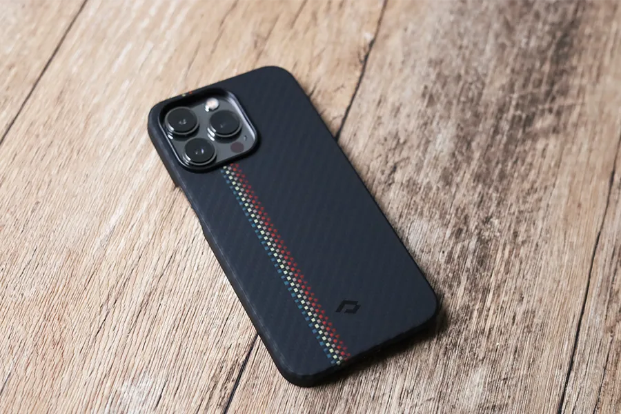 iPhone 13 Pro用 PITAKA MagEZ Case 2 アラミド繊維浮織をiPhoneと設置おく