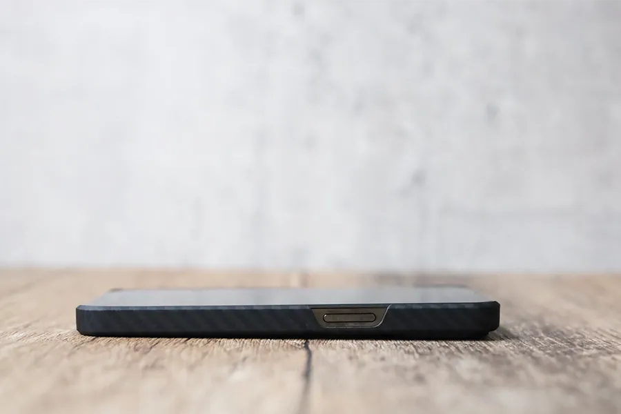 iPhone 13 Pro用 PITAKA MagEZ Case 2 アラミド繊維浮織の電源ボタン側