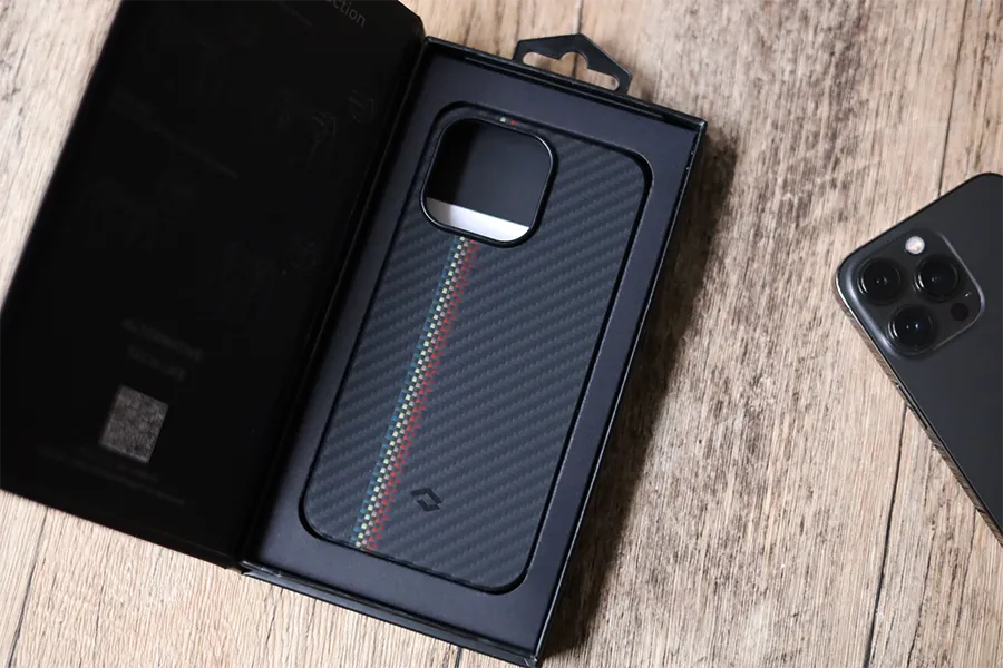 iPhone 13 Pro用 PITAKA MagEZ Case 2 アラミド繊維浮織を開けた部分