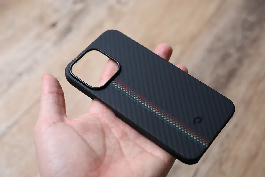 iPhone 13 Pro用 PITAKA MagEZ Case 2 アラミド繊維浮織は軽い