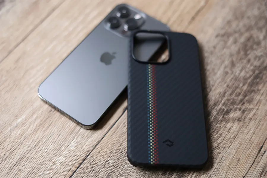 iPhone 13 Pro用 PITAKA MagEZ Case 2 アラミド繊維浮織を装着する