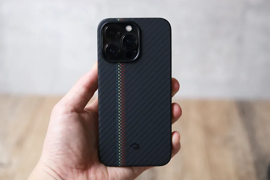 iPhone 13 Pro用 PITAKA MagEZ Case 2 アラミド繊維浮織を手に持った状態