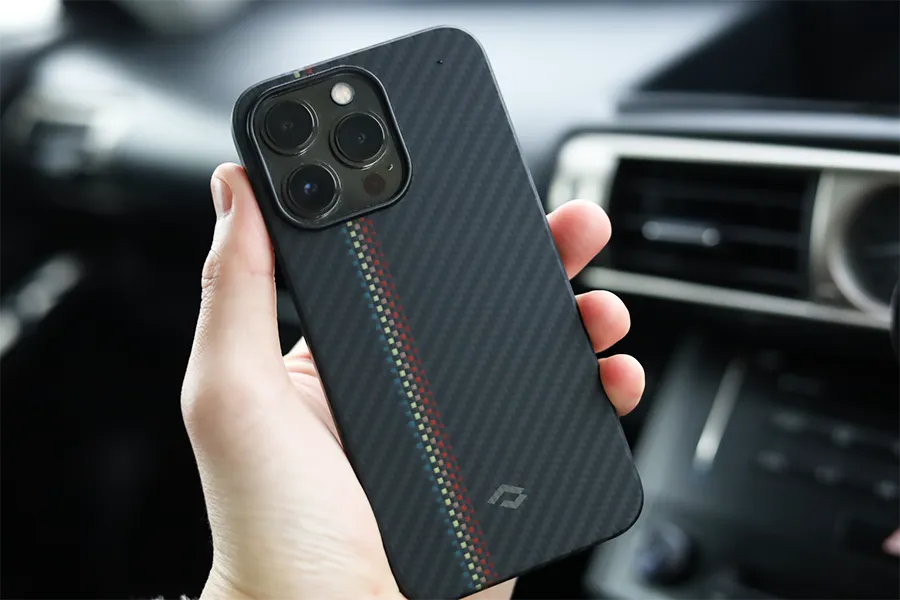 iPhone 13 Pro用 PITAKA MagEZ Case 2 アラミド繊維浮織は車でも使える