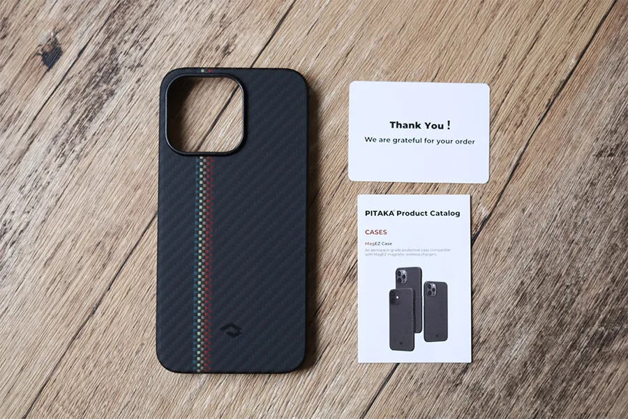 iPhone 13 Pro用 PITAKA MagEZ Case 2 アラミド繊維浮織の内容物