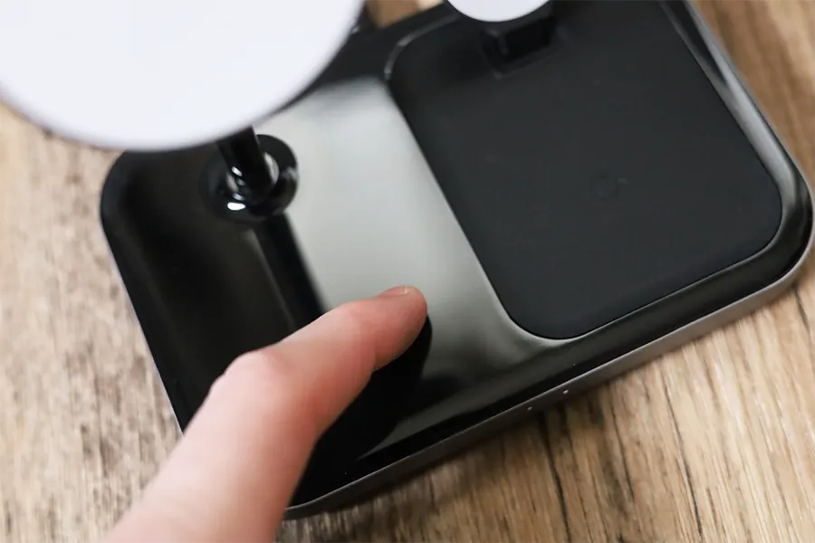 Satechi 3-in-1 Magnetic Wirelessスタンドのピアノブラック部分