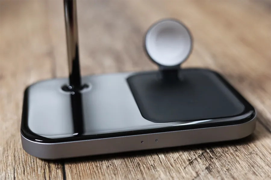 Satechi 3-in-1 Magnetic Wirelessスタンドの前面