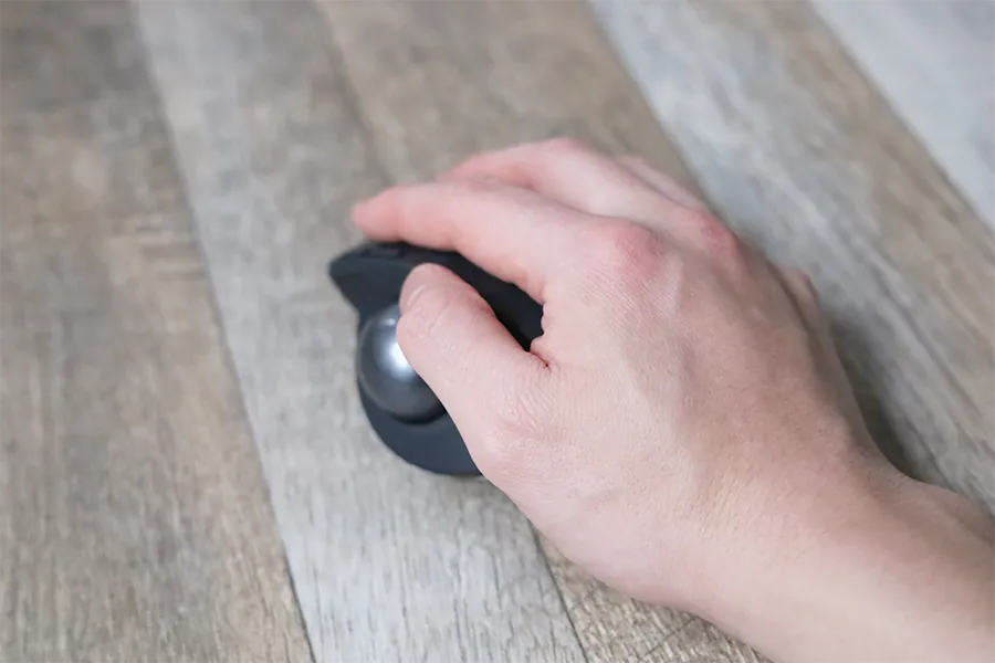 Logicool MX ERGOのトラックボールを転がしている状態