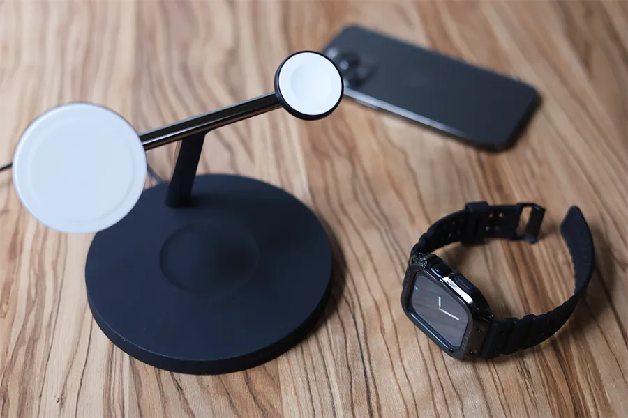 Apple Watchのamband ムービングフォートレスクラシックのApple Watchをベルン3-in-1で充電する
