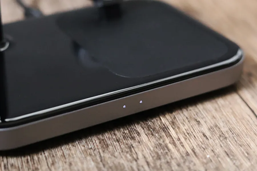 Satechi 3-in-1 Magnetic Wirelessスタンドの電源を入れるとLEDライトが点灯する