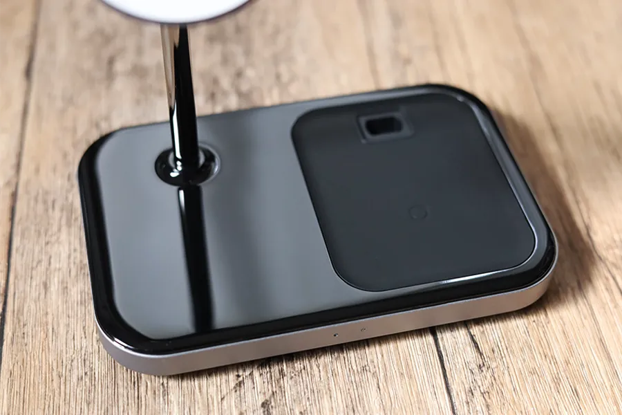 Satechi 3-in-1 Magnetic Wirelessスタンドはピアノブラックのような鏡面でサイドはシリコン吹上仕上げ