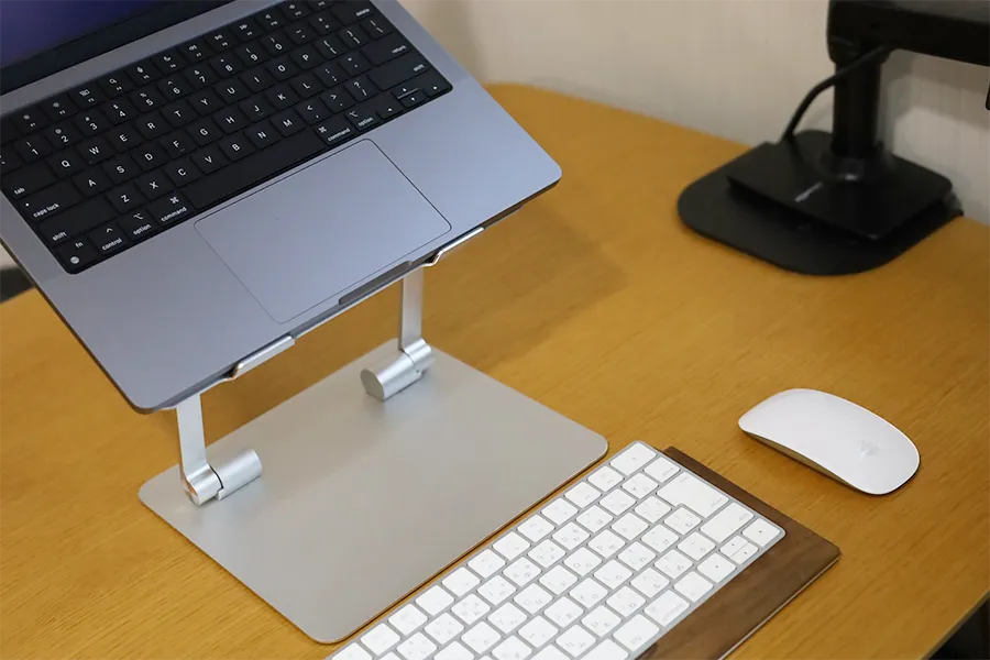 MacBookスタンド+マウスをおいた状態