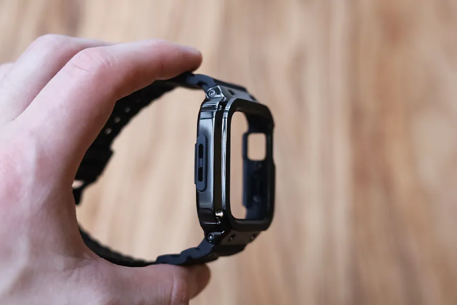 Apple Watchのamband ムービングフォートレスクラシックの枠は光沢感が強い