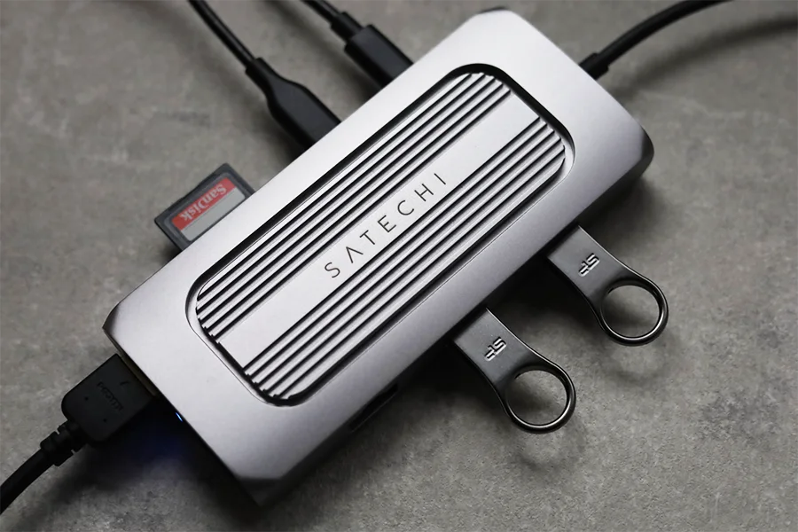 Satechi USB-C マルチ MXハブ 10-in-1に挿した状態