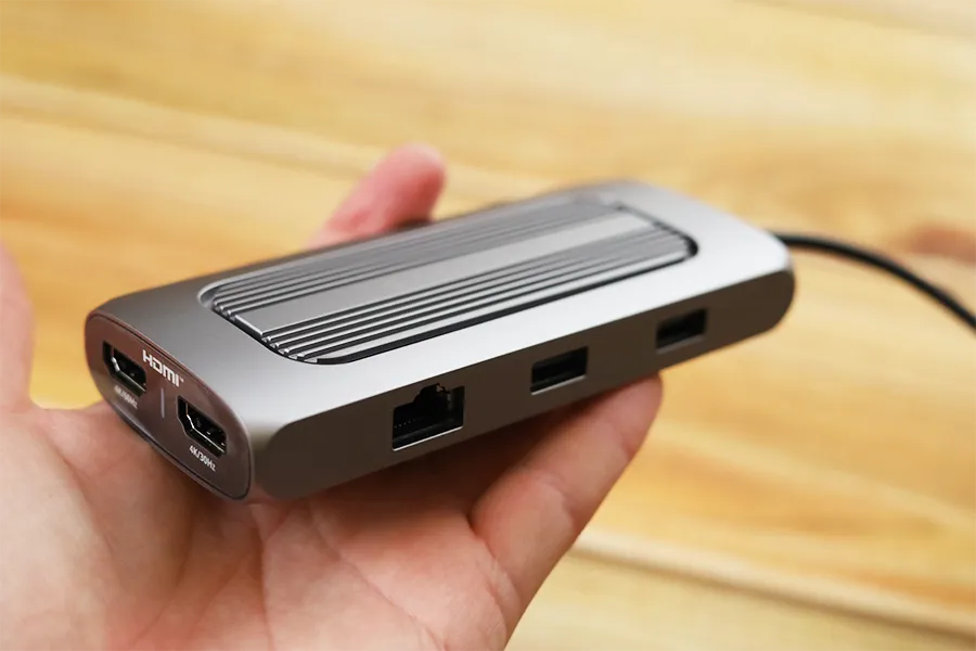 Satechi マルチポートハブ 10-in-1は持つとずっしり