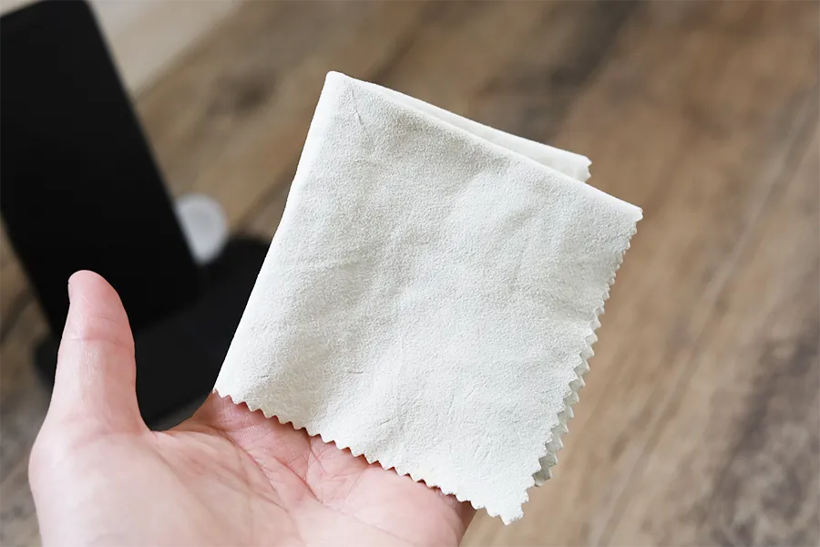 Satechi 3-in-1をセームクロスで拭き上げるときれいになる