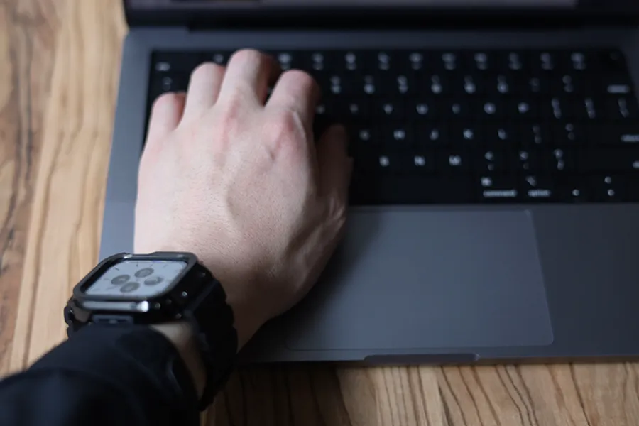 Apple Watchのamband ムービングフォートレスクラシックでMacBookを打つ