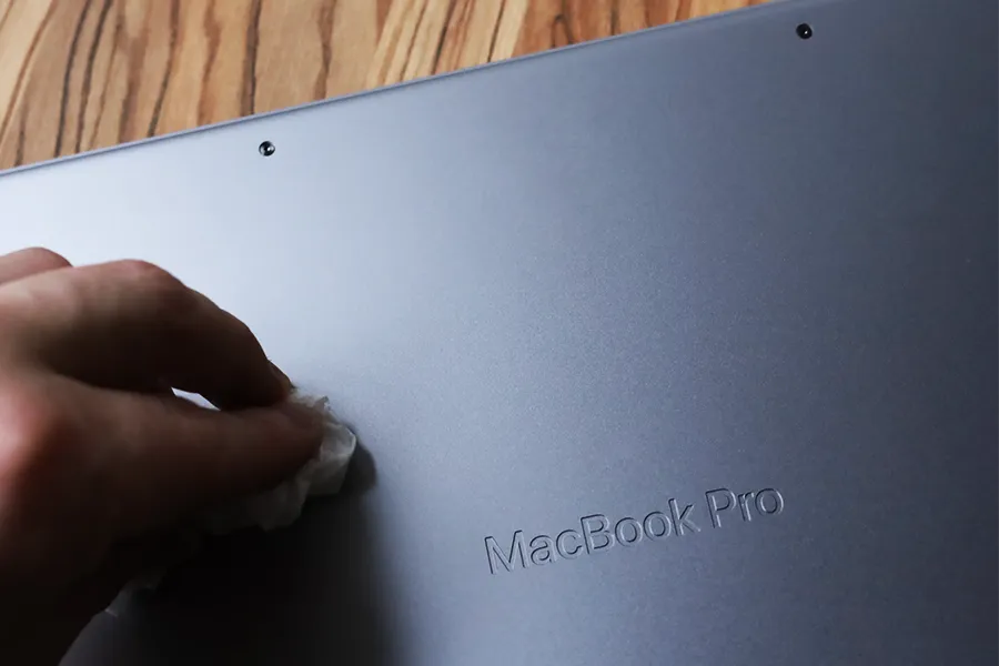 NATIVE UNIONのMacBookスタンドアルコールで拭き取る