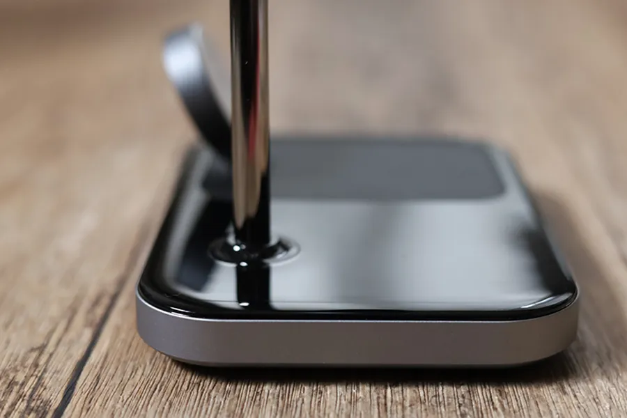 Satechi 3-in-1 Magnetic Wirelessスタンドのロゴ逆側