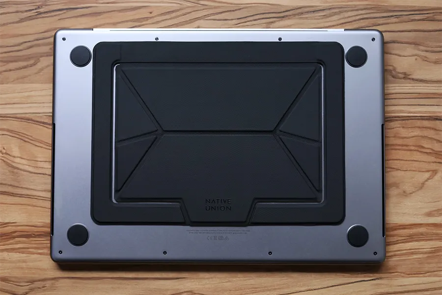 NATIVE UNIONのMacBookスタンドを貼り付けた状態
