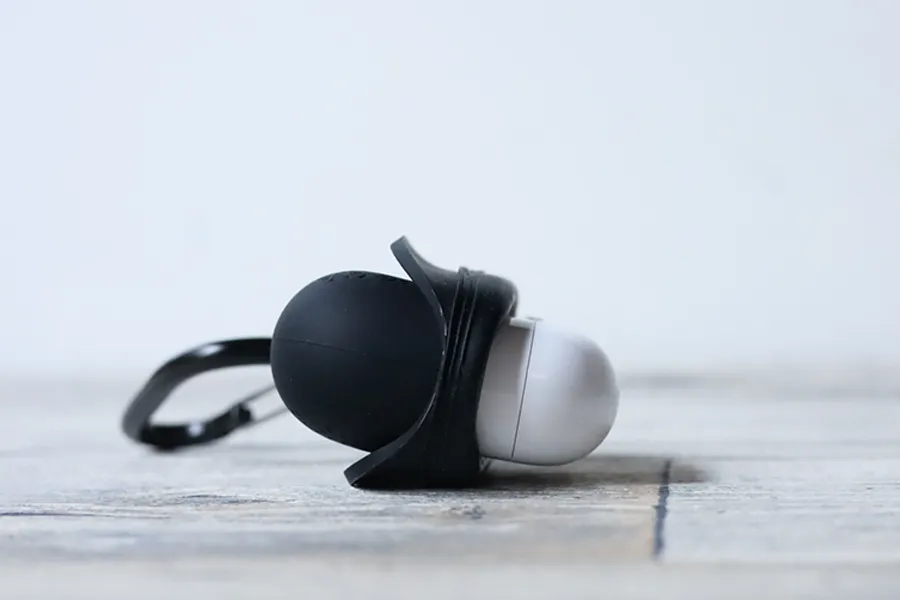 AirPods 3ケース Catalystのフタを開けた状態で横においても傷つかない