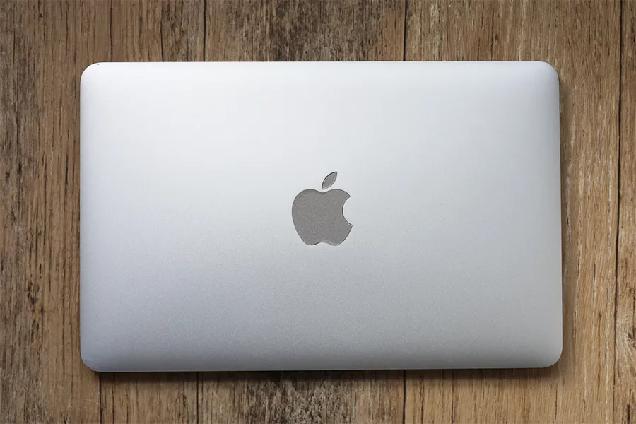 MacBook Airのシルバーカラー正面