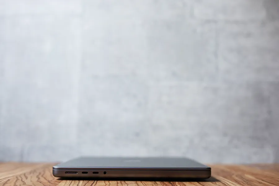 NATIVE UNIONのMacBookスタンドをつけるまえのMacBook