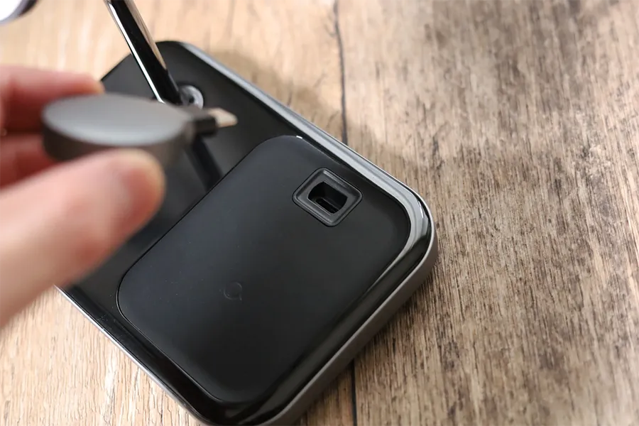 Satechi 3-in-1 Magnetic WirelessスタンドにApple Watchパーツを組み立てる