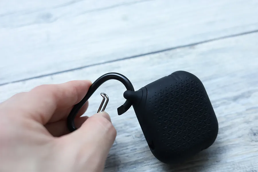 AirPods 3ケース CatalystのカラビナはAirPodsに装着できる