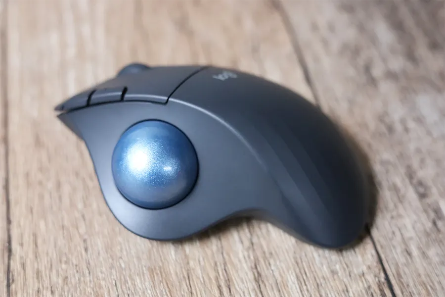 「ERGO M575」のトラックボール側