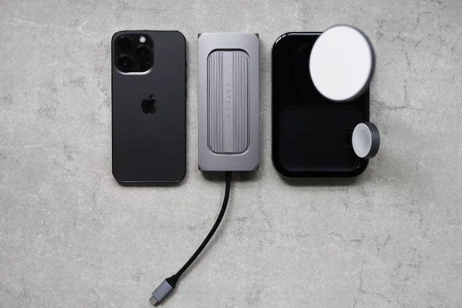 iPhoneとSatechiと3-in-1の充電スタンド