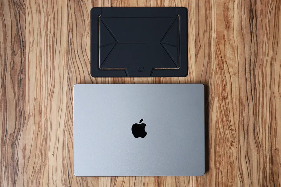 NATIVE UNIONのMacBookスタンドとMacBook Pro本体