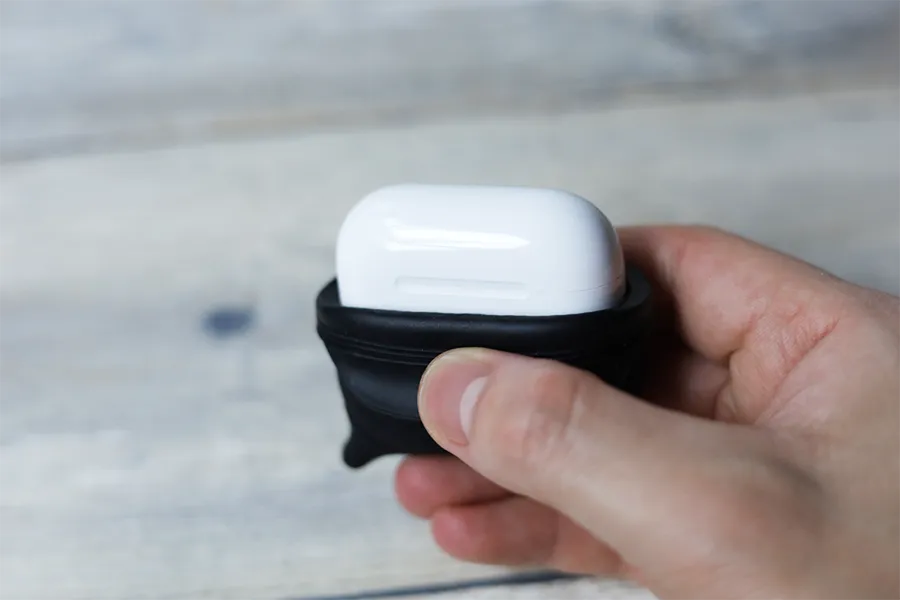 AirPods 3ケース CatalystのサイドをめくるとAirPodsを取れる