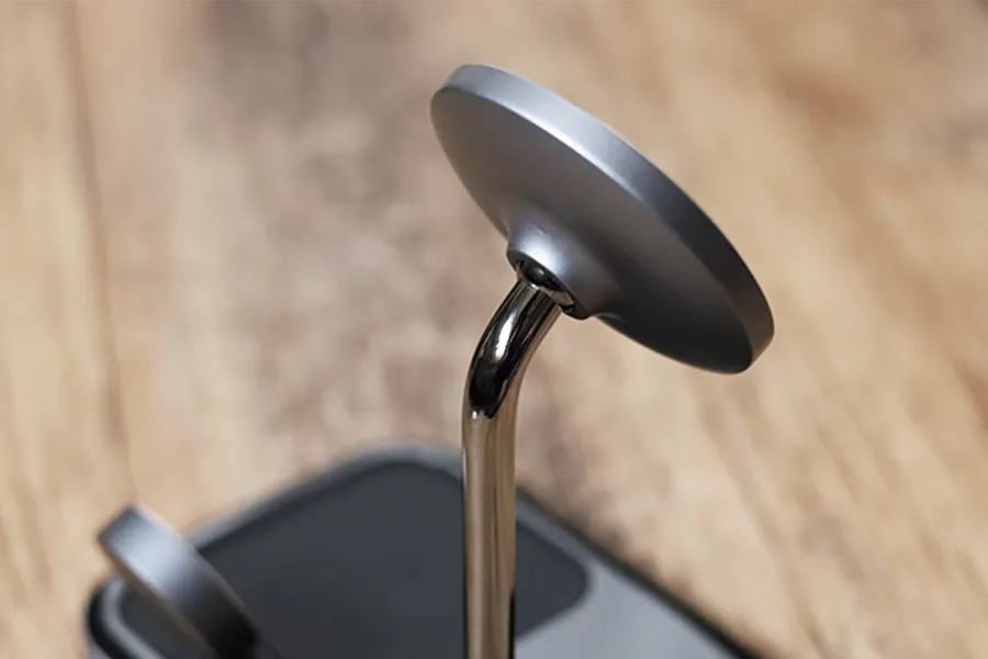 Satechi 3-in-1 Magnetic WirelessスタンドのMagSafe部分裏側