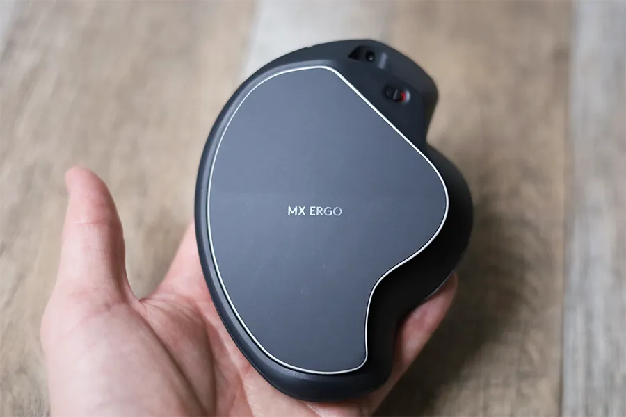 Logicool MX ERGOの背面はアルミプレートで重たい