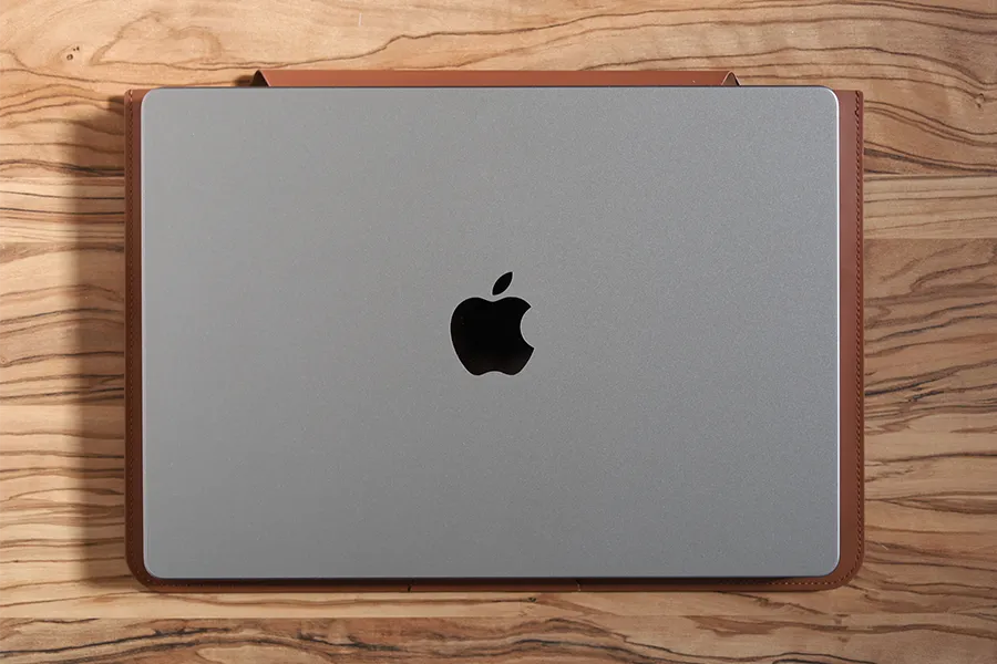 MacBook pro 14インチだと少し大きくて入らない