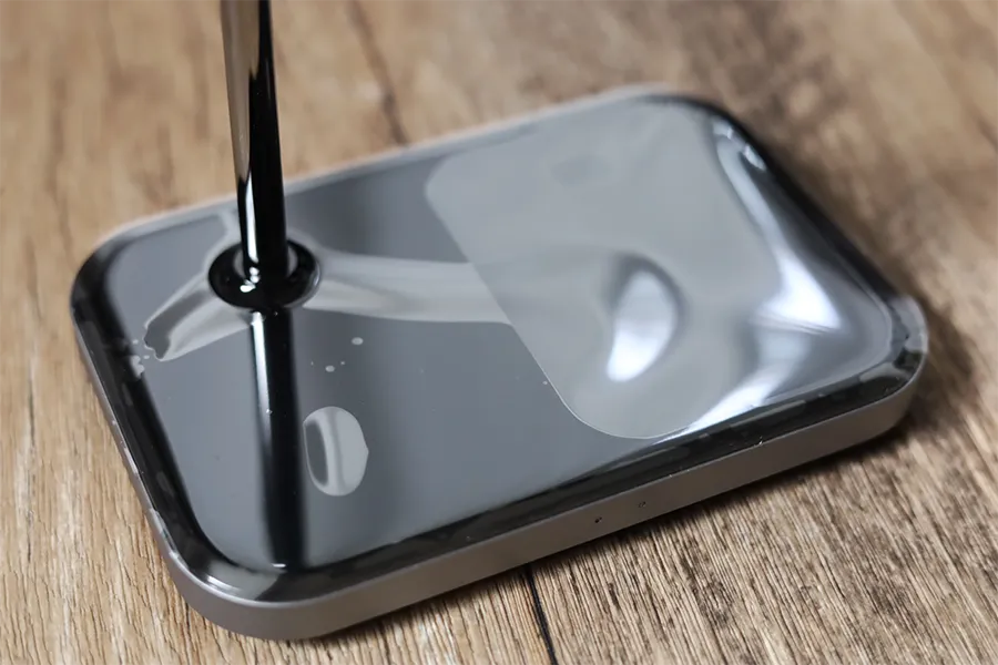 Satechi 3-in-1 Magnetic Wirelessスタンド開封するとフィルムで傷防止の配慮あり