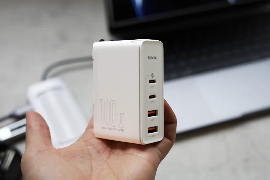 Satechi USB-C マルチ MXハブ 10-in-1は100W充電器で充電